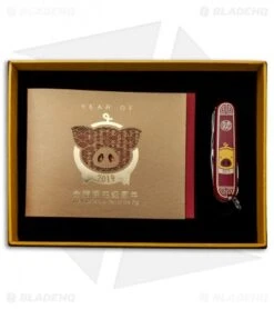 Victorinox Limited Edition Huntsman Swiss Army Knife Year Of The Pig 2019 -Blade HQ Victorinox Limited Edition Huntsman Swiss Army Knife Year of the Pig 2019 1.3714.E8 BHQ 90235 jr box open